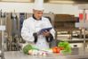 16057691-le-chef-prepare-recette-avec-tablette-numerique-da