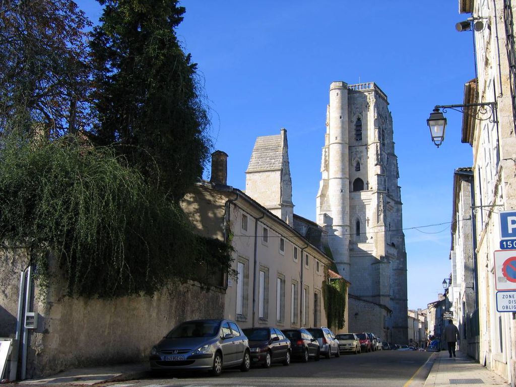 Lectoure-Cathedrale-rue.jpg