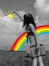 fille-peint-soleil-arc-en-ciel-sur-noir-et-blanc.jpg