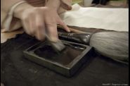 CALLIGRAPHIE-et-GRAVURE-sur-boite-de-the