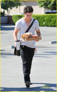 nick-jonas-pizza-boy-02.jpg