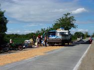 Route entre Tarlac et Baguio séchage du riz1