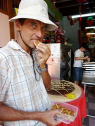 MELAKA-Degustaion-de-gateaux-a-l-ananas.JPG