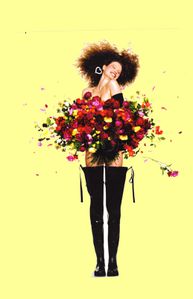 femme sur cadre jaune avec brassée de fleurs