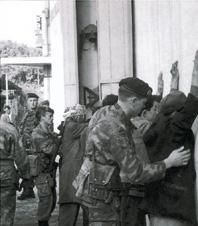 http://img.over-blog.com/198x226/0/33/21/13/a_bataille_alger_mains_en_l__air.jpg