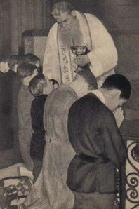 Daniel Bottier distribuant la Sainte Communion : 28 février.