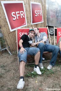Festivaliers dans les transats du stand SFR