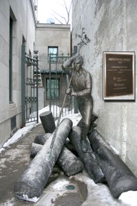 statue homme riviere