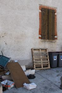 ST Lys sur poubelle