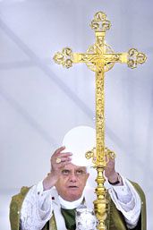 Pape Benoit XVI élève la Sainte Hostie.