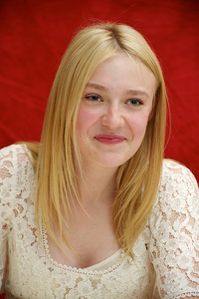 Dakota_Fanning__399_600_15_6_2010-_-08_21_32_006.jpg