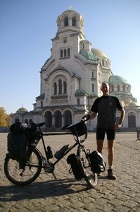 1.-Le-cycliste-devant-l-eglise-Alexandre-Nevski.jpg