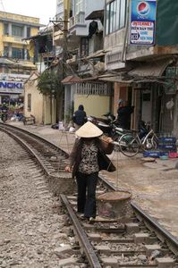 1.-Vietnamienne-sur-un-rail-de-chemin-de-fer.jpg