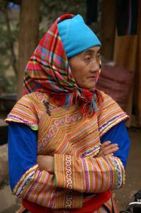 2.-Femme-hmong-fleur.jpg