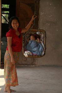 Laotienne-bercant-son-enfant.jpg