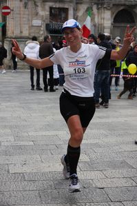 Elena Cifali al traguardo della Maratona di Ragusa 2013