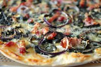 Pizza oignon rouge lardons poireaux 01 logo