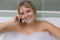 780712-une-jolie-jeune-femme-de-detente-dans-un-bain-moussa.jpg