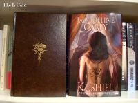 sur-couveture à droite et livre à gauche kushiel1.jpg