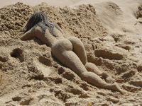 chateau-de-sable-femme-nue.jpg