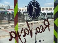 L'arrêt de bus de Westgate, à Johannesburg, est juste à côté d'une station de taxis collectifs - Pierrick Lieben 2010 ReaVaya-et-taxis.jpg