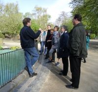 20-Jahr-Feier des Trainerverbands T.O.C., Zoobesuch in Krefeld Trainer lauschen am Pinguin-Pool