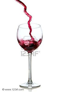 9196863-verser-le-vin-rouge-de-la-bouteille-en-verre