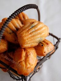 Mini madeleines salées (paprika, olives noires)