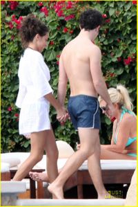 kevin-jonas-danielle-deleasa-mexico-01.jpg