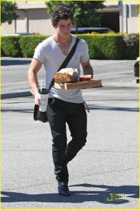 nick-jonas-pizza-boy-03.jpg