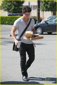 nick-jonas-pizza-boy-04.jpg