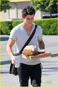 nick-jonas-pizza-boy-05.jpg