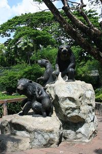 400px-Dusit Zoo bear statue