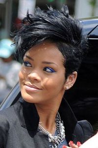 Rihanna se laisse aller au look punk rase sur les cts et crte 