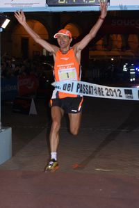 Giorgio Calcaterra taglia per la settima volta consecutiva iltraguardo della 100 km del Passatore 2012 (quarantesima edizione) - Foto di Maurizio Crispi