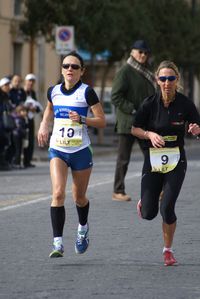Monica Casiraghi in dirittura di arrivo alla Maratona di Siracusa 2012 - Foto di Maurizio Crispi