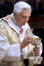 Pape Benoit XVI distribuant la Sainte Communion.
