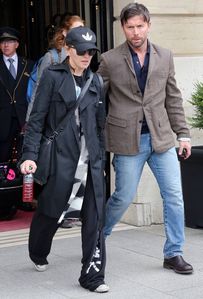 20120712-pictures-madonna-out-and-about-paris-ritz-06.jpg