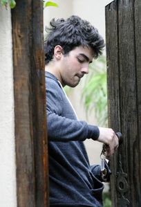 joe-jonas-los-feliz-workout (4)
