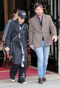 20120712-pictures-madonna-out-and-about-paris-ritz-08.jpg