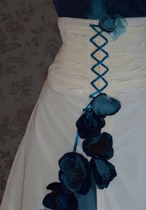 Robe de mariée Pétrole turquoise (détails) Robe de mariée Pétrole turquoise (détails)