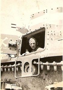 Libia-agosto-1940-Luigi-Gelosa-su-carrarmato.jpg