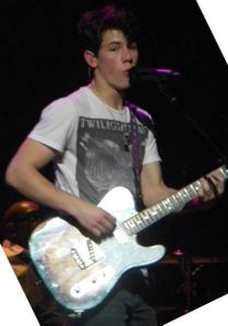 nick-jonas-adnministration-selena-gomez--7-.jpg