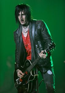 Guns-N-Roses-Sebastian-Bach-Perform-Joint-SrI9xIFaL7kl.jpg