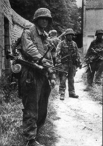 Rots--Soldats-de-la-15.-25-dans-une-venelle--09.06.1944.jpg