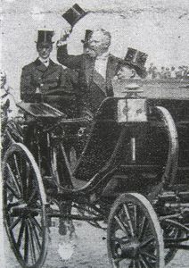 Poincaré salue la foule 13 10 1913