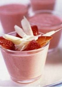 mousse-aux-fraises-avec-copeaux-de-chocolat-blanc-_10796.jpg