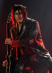 Guns-N-Roses-Sebastian-Bach-Perform-Joint-ukFvb7bfaM3l.jpg