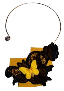 Collier cuir et dentelle jaune