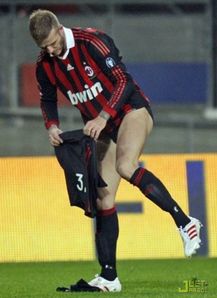 david-beckham-changes-shorts.jpg